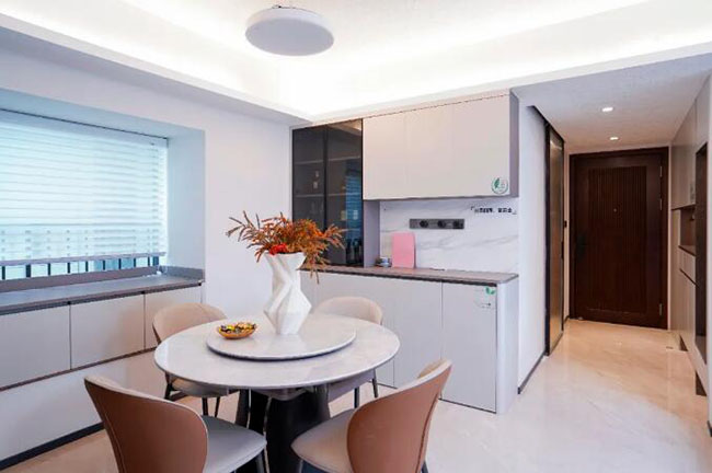 127㎡現(xiàn)代三居室，低調(diào)中散發(fā)高級感，鬧市中的寧靜雅居